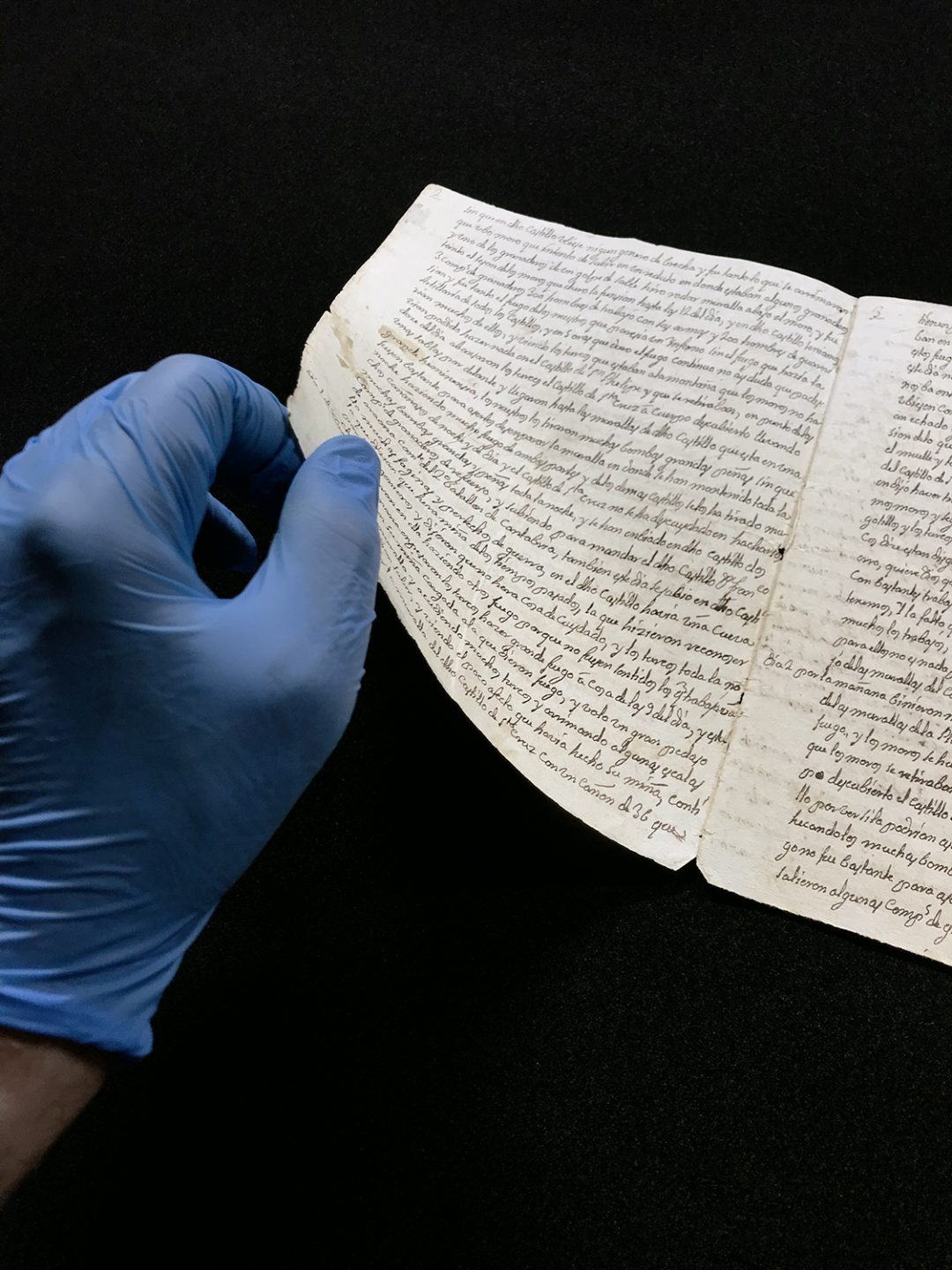 Manipulación de un manuscrito antiguo durante el proceso de digitalización en la Biblioteca Nacional de España
