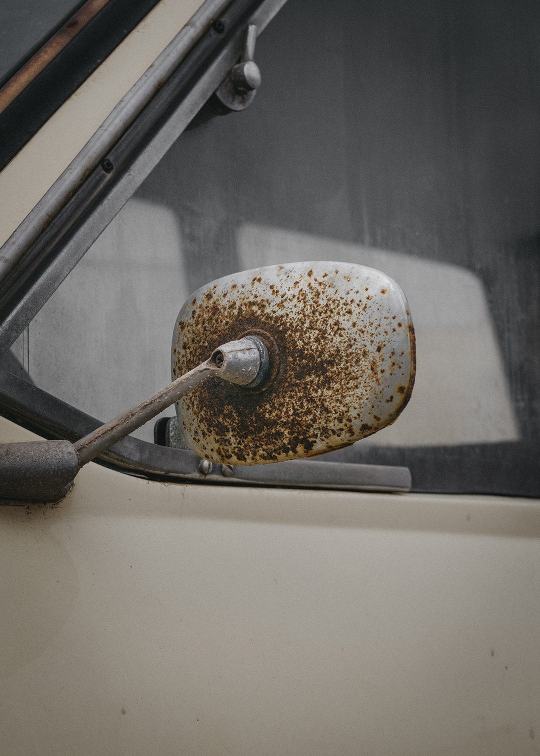 espejo retrovisor de coche antiguo