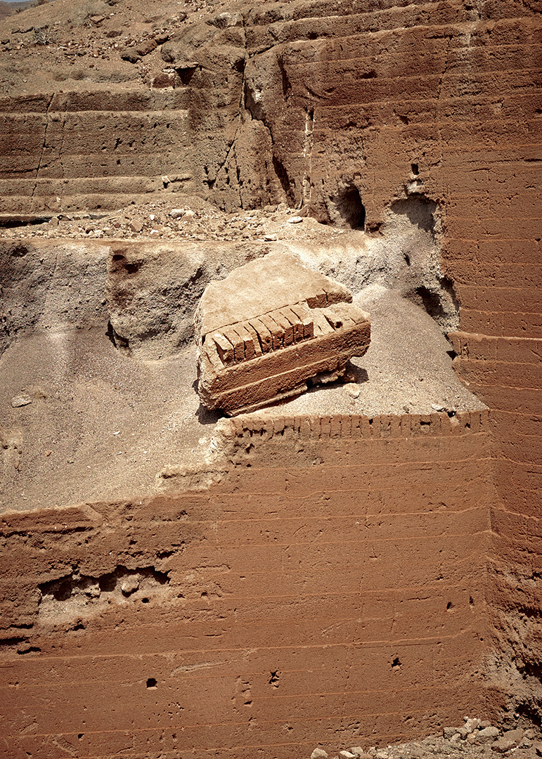 Cantera de piedra deteriorada en estructura abandonada con tonos ocres y terracota