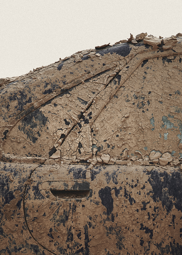 Barro seco incrustado en la carroceria de un coche como resultado de inundaciones