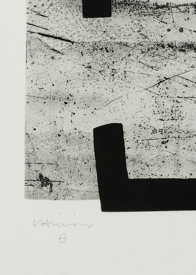 Reproducción de obra abstracta en blanco y negro con texturas y formas geométricas rectangulares de Eduardo Chillida